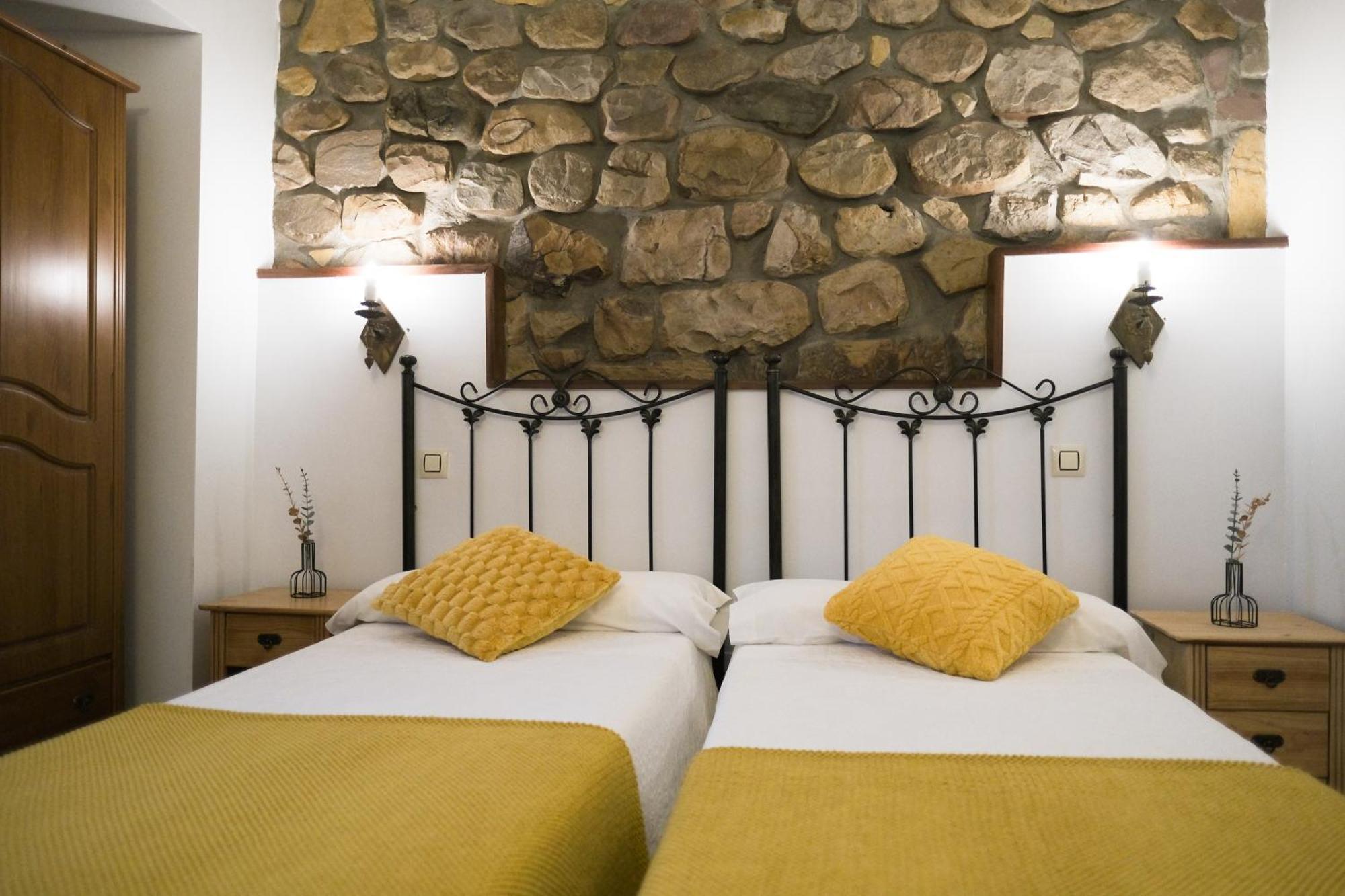 Posada La Estela De Barros Corrales De Buelna Exteriör bild