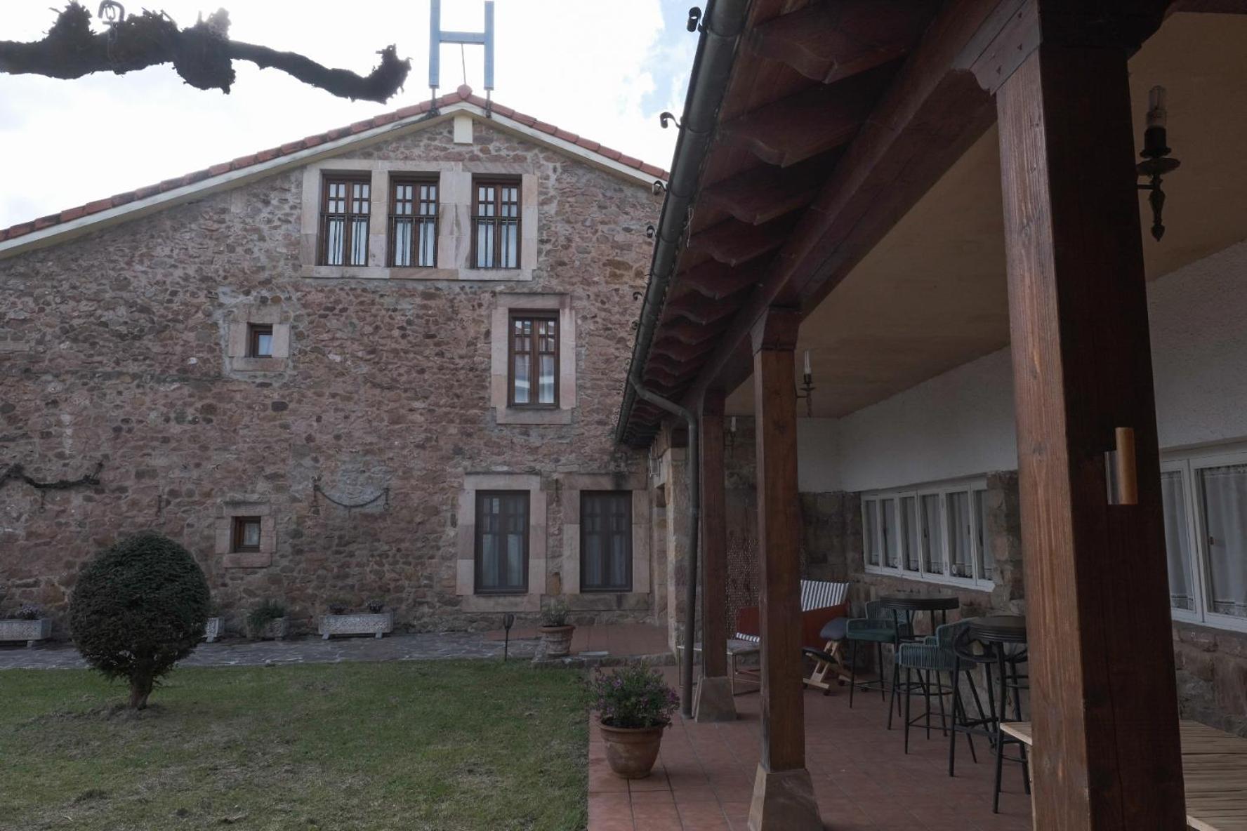 Posada La Estela De Barros Corrales De Buelna Exteriör bild